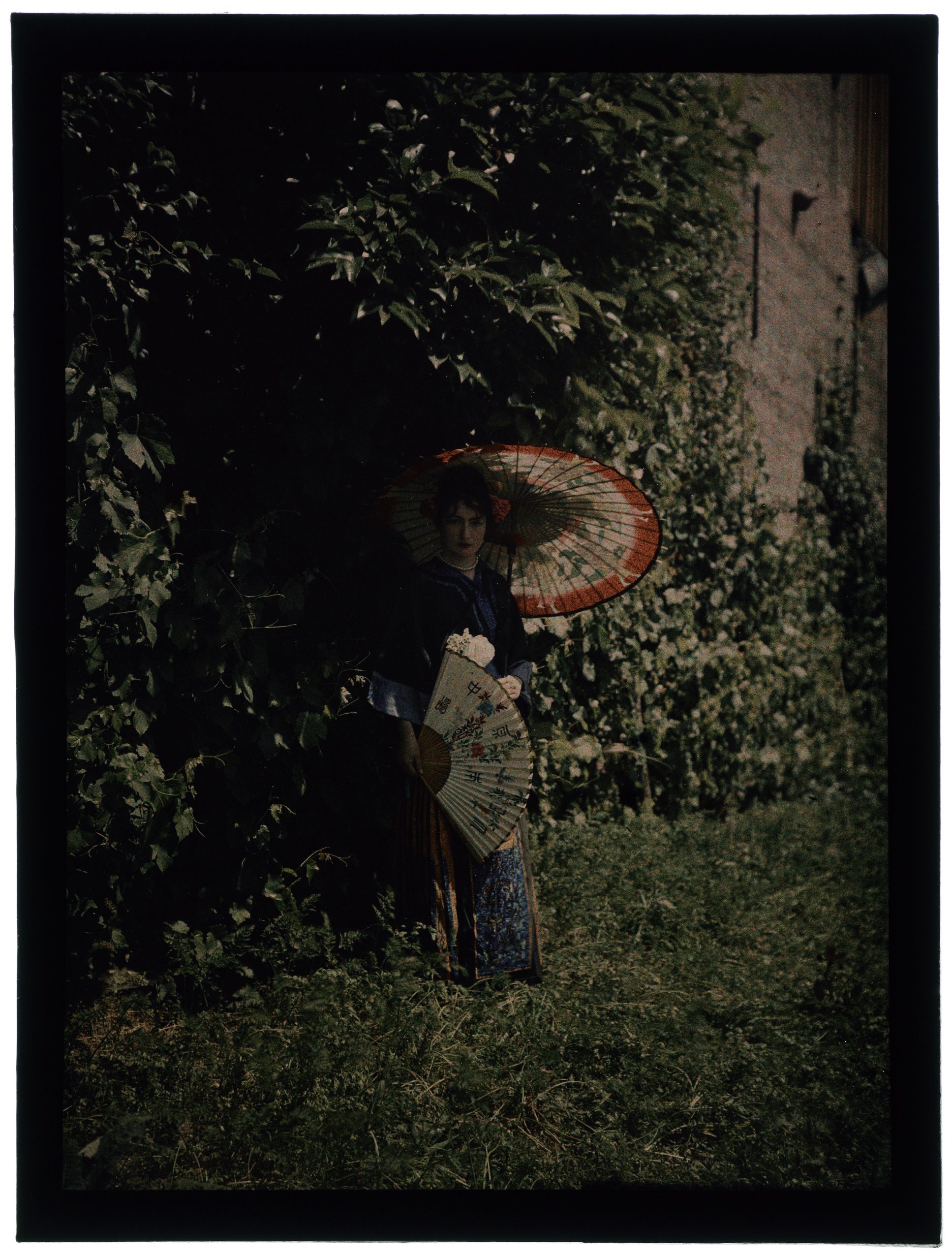 Femme en costume japonaise dans le jardin