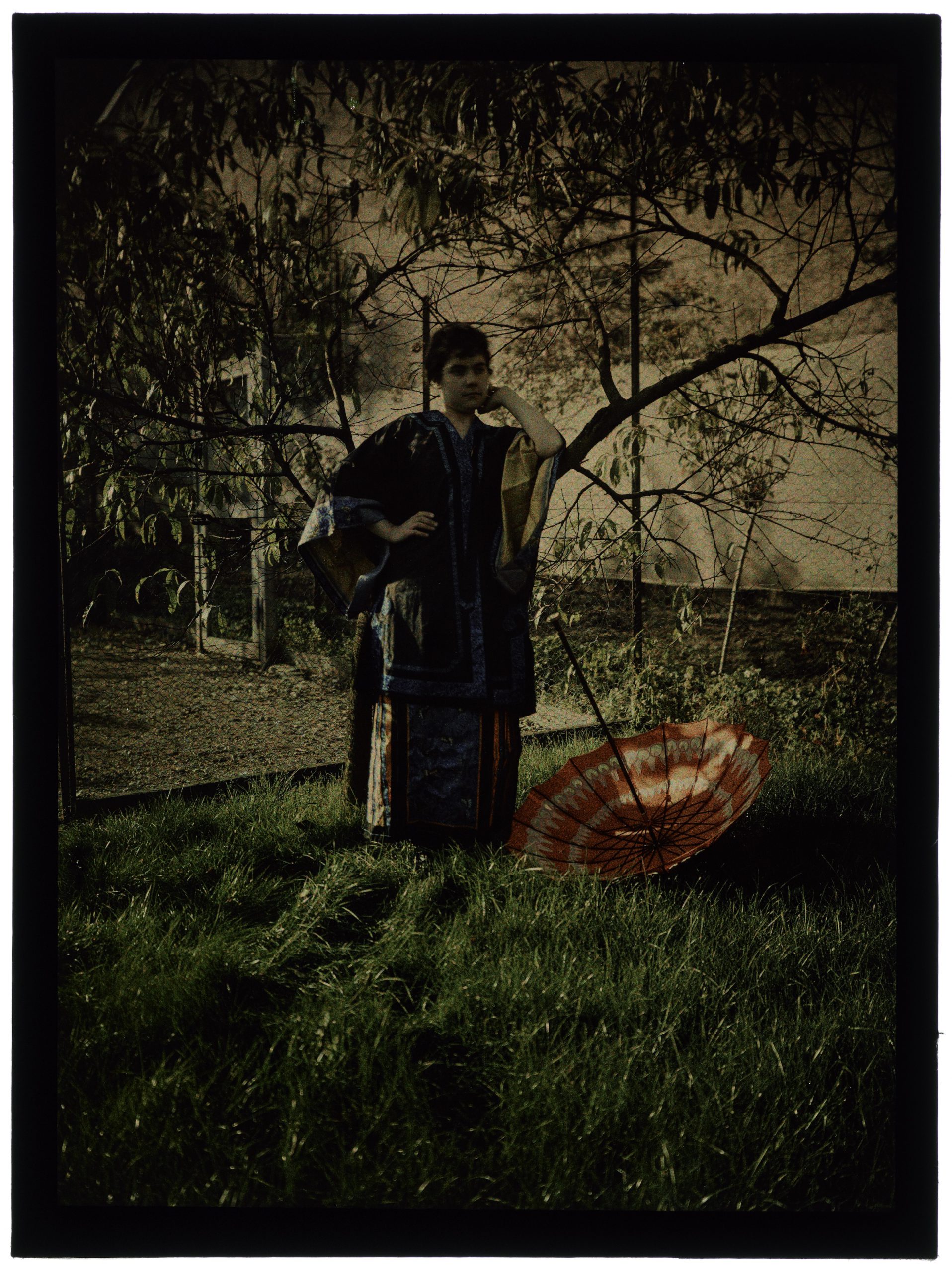 Femme en costume japonaise dans le jardin
