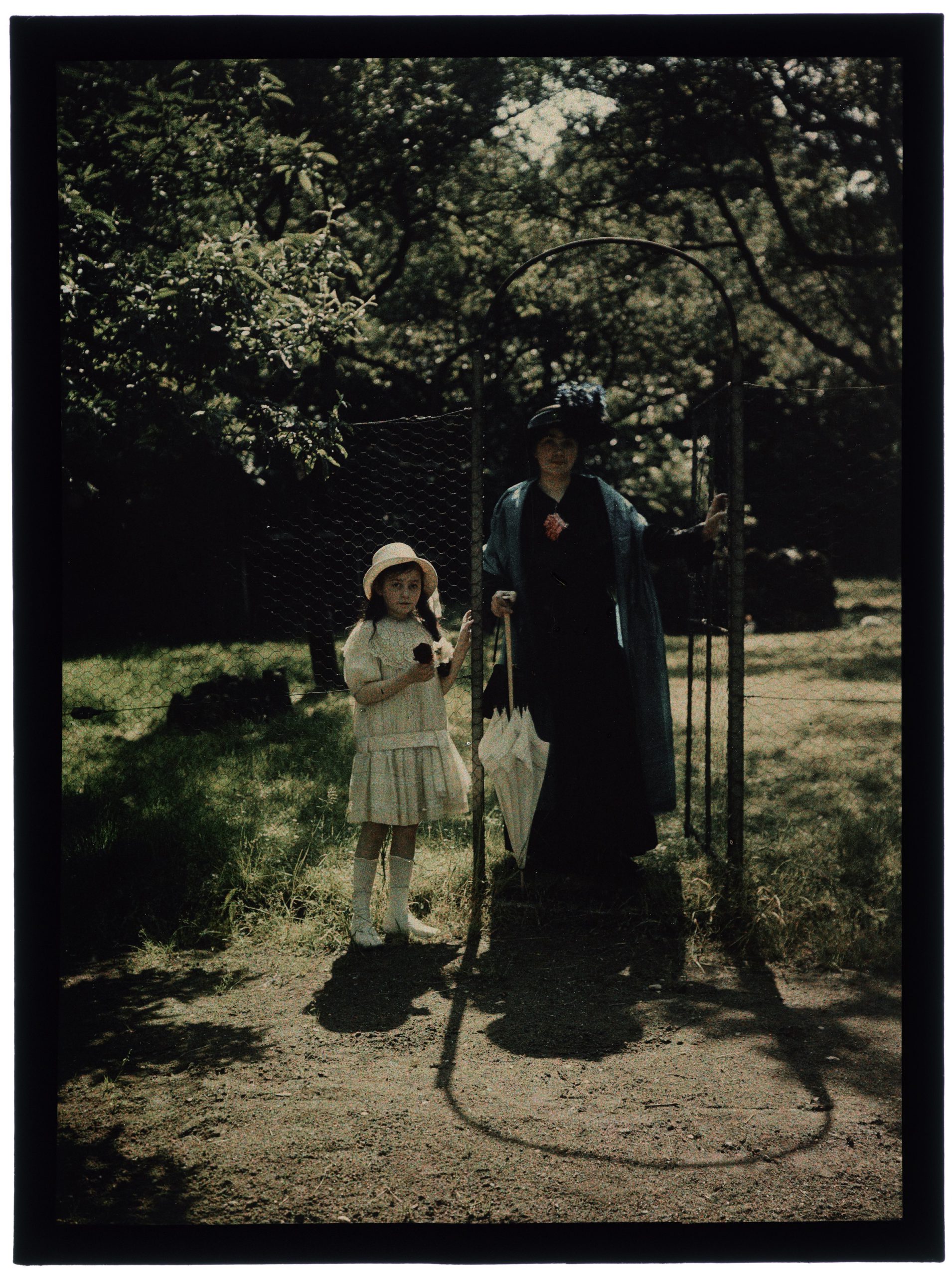 Fillette et sa mère au jardin