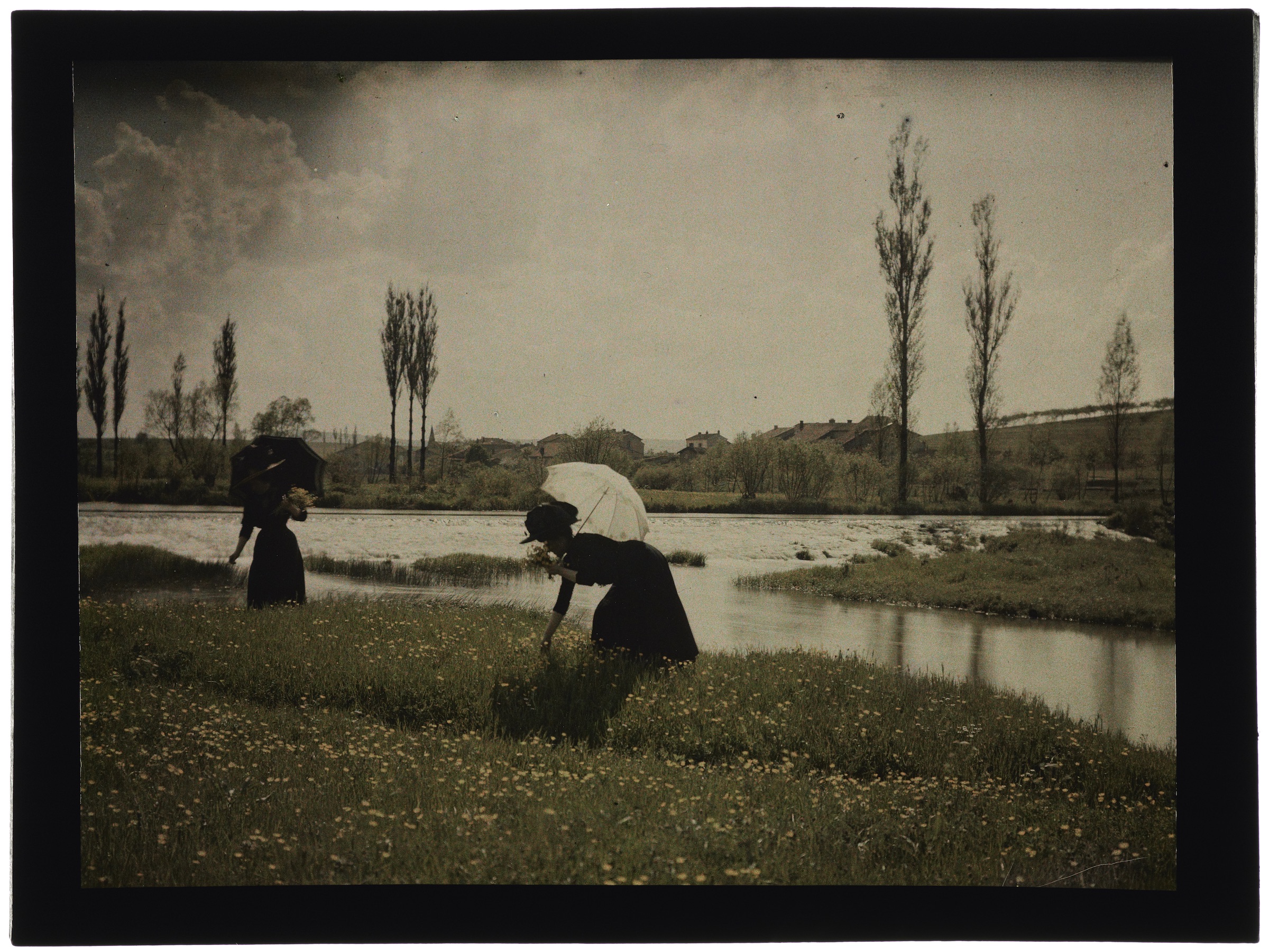 Une ou deux femmes au bord de la rivière