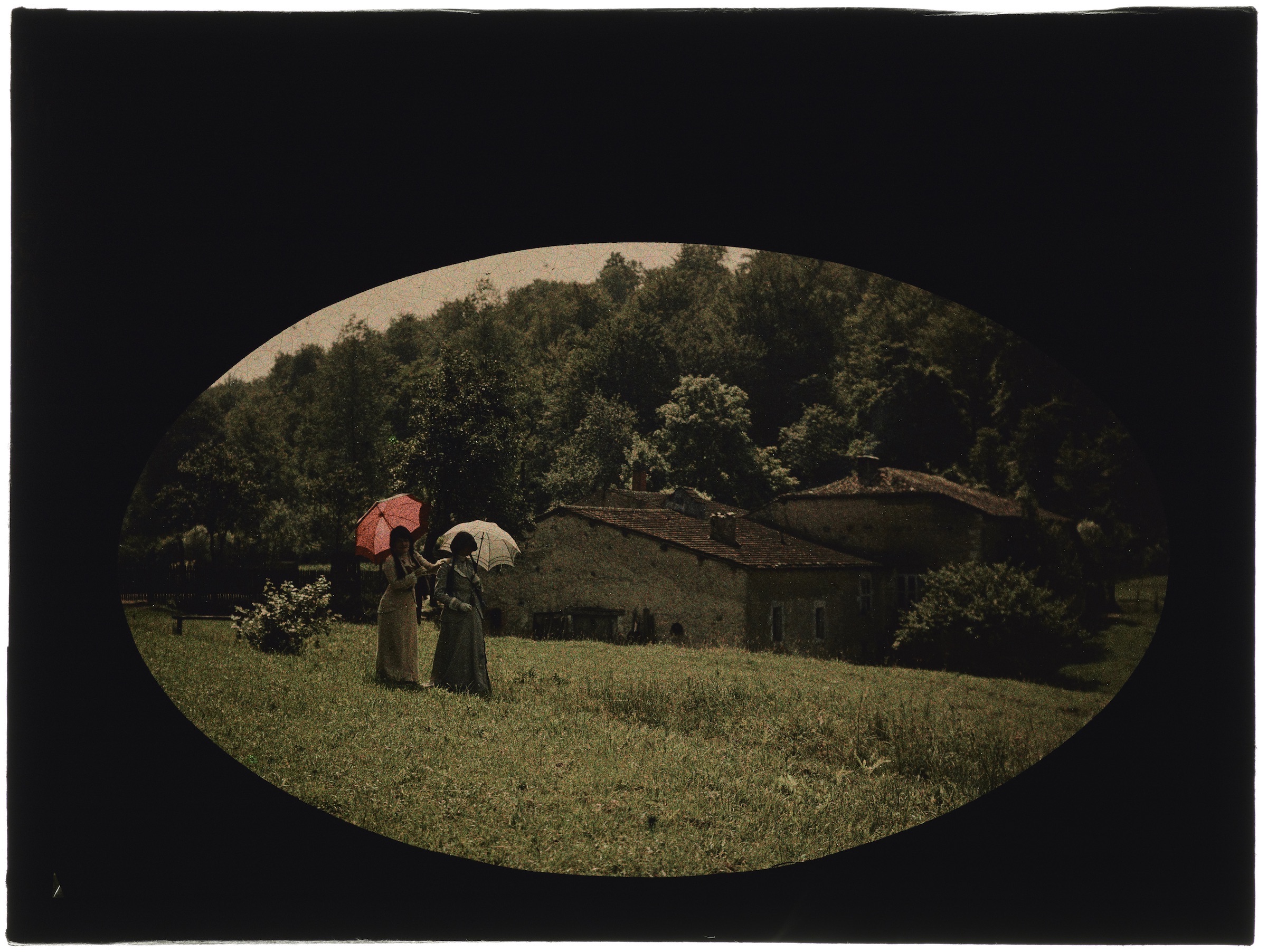 Deux femmes dans les champs avec maisons