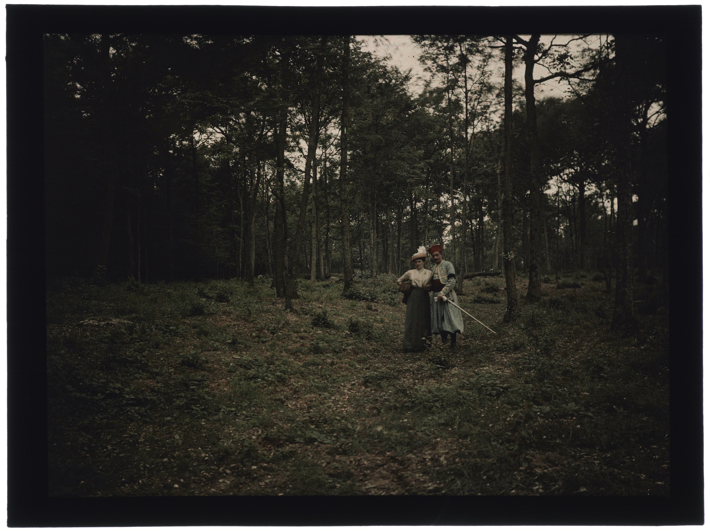 Femme dans la forêt avec un soldat