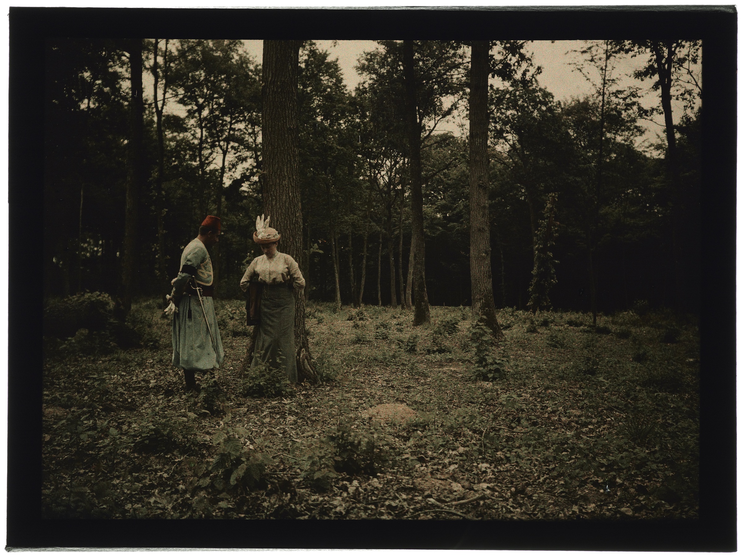 Femme dans la forêt avec un soldat