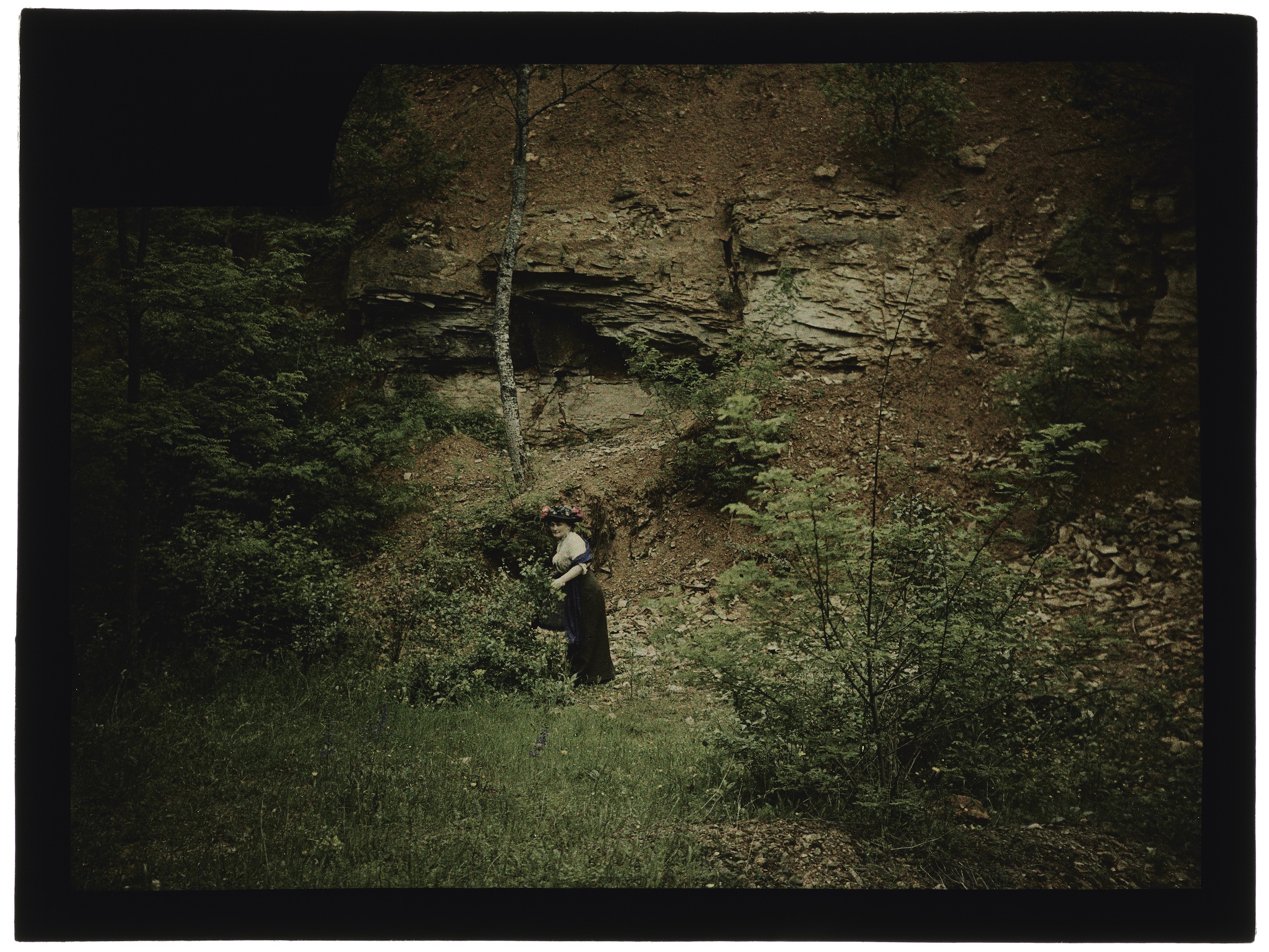Femme(s) dans la forêt (avec de hautes buttes de terre) ou la campagne