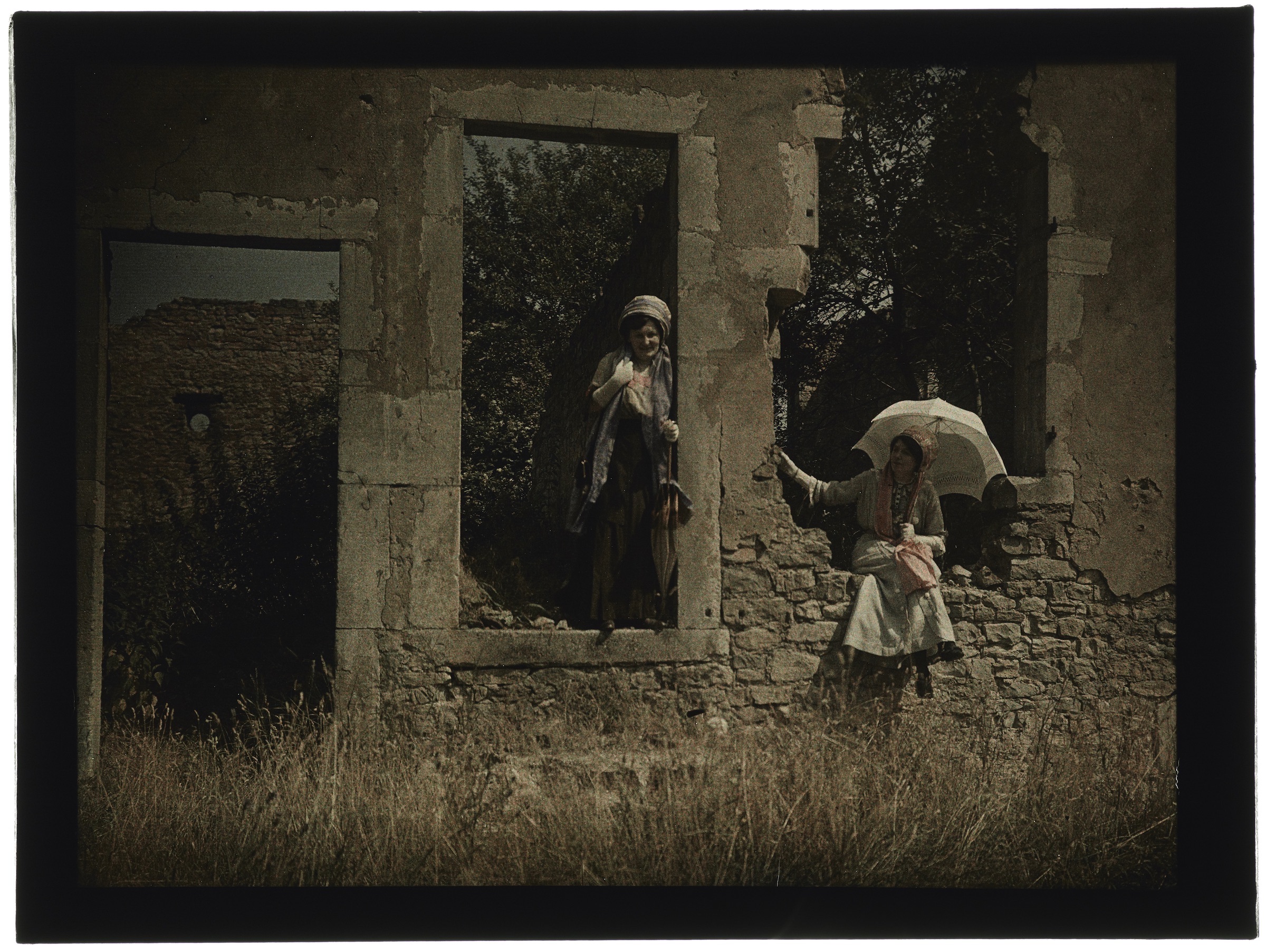 Deux femmes dans les ruines d'un bâtiment important
