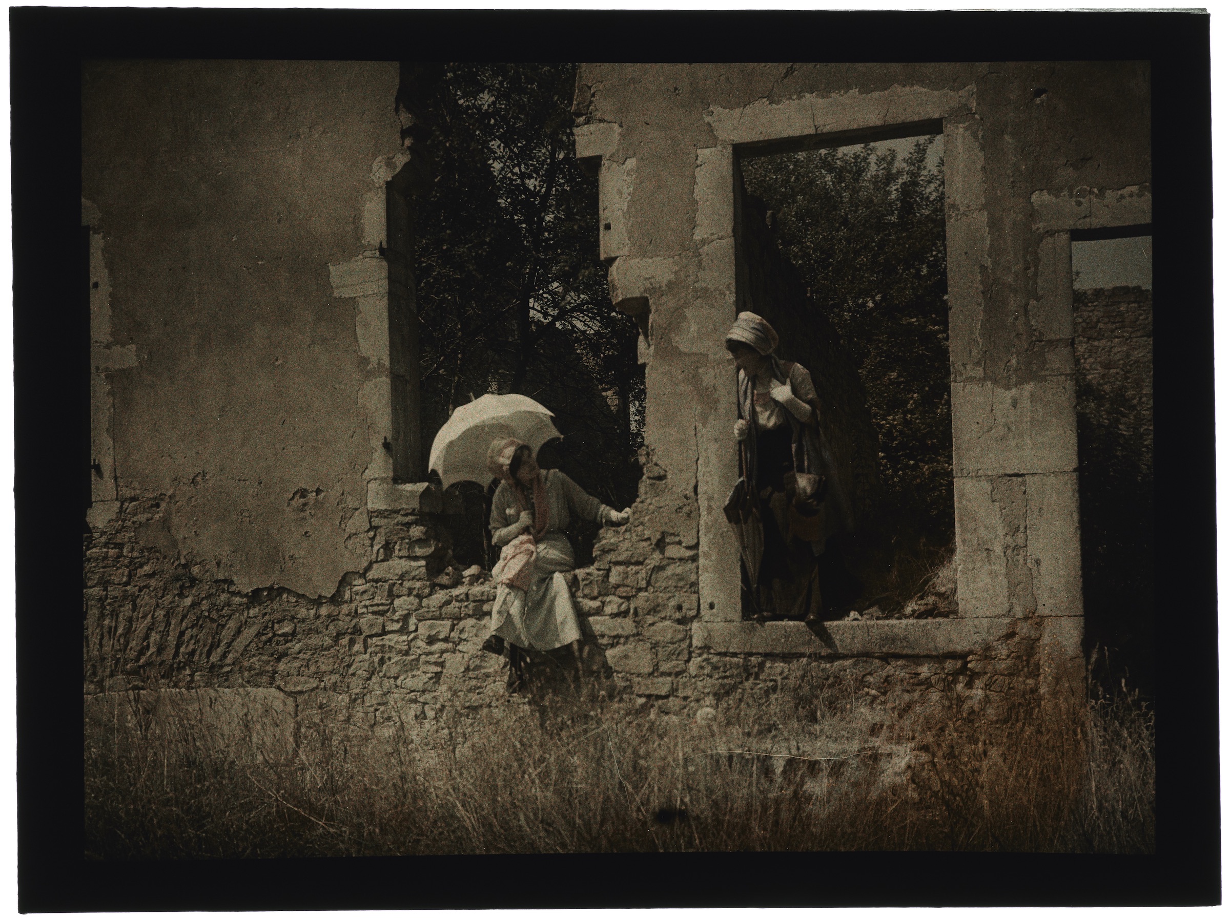 Deux femmes dans les ruines d'un bâtiment important