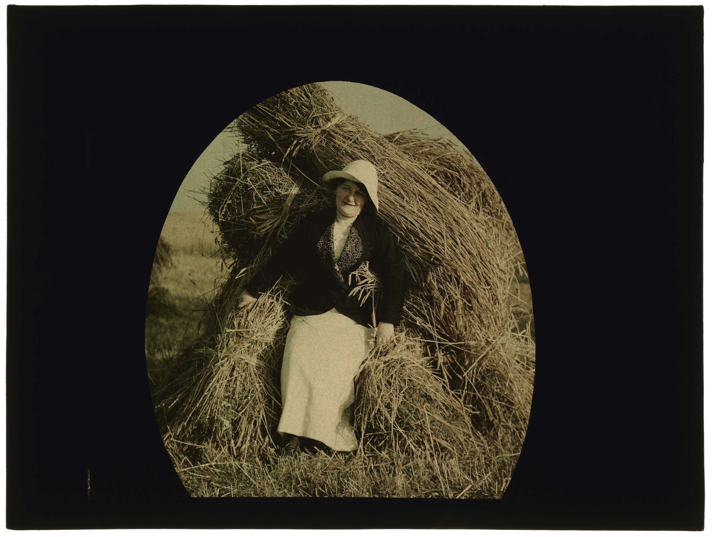 Femme dans les champs moissonnés