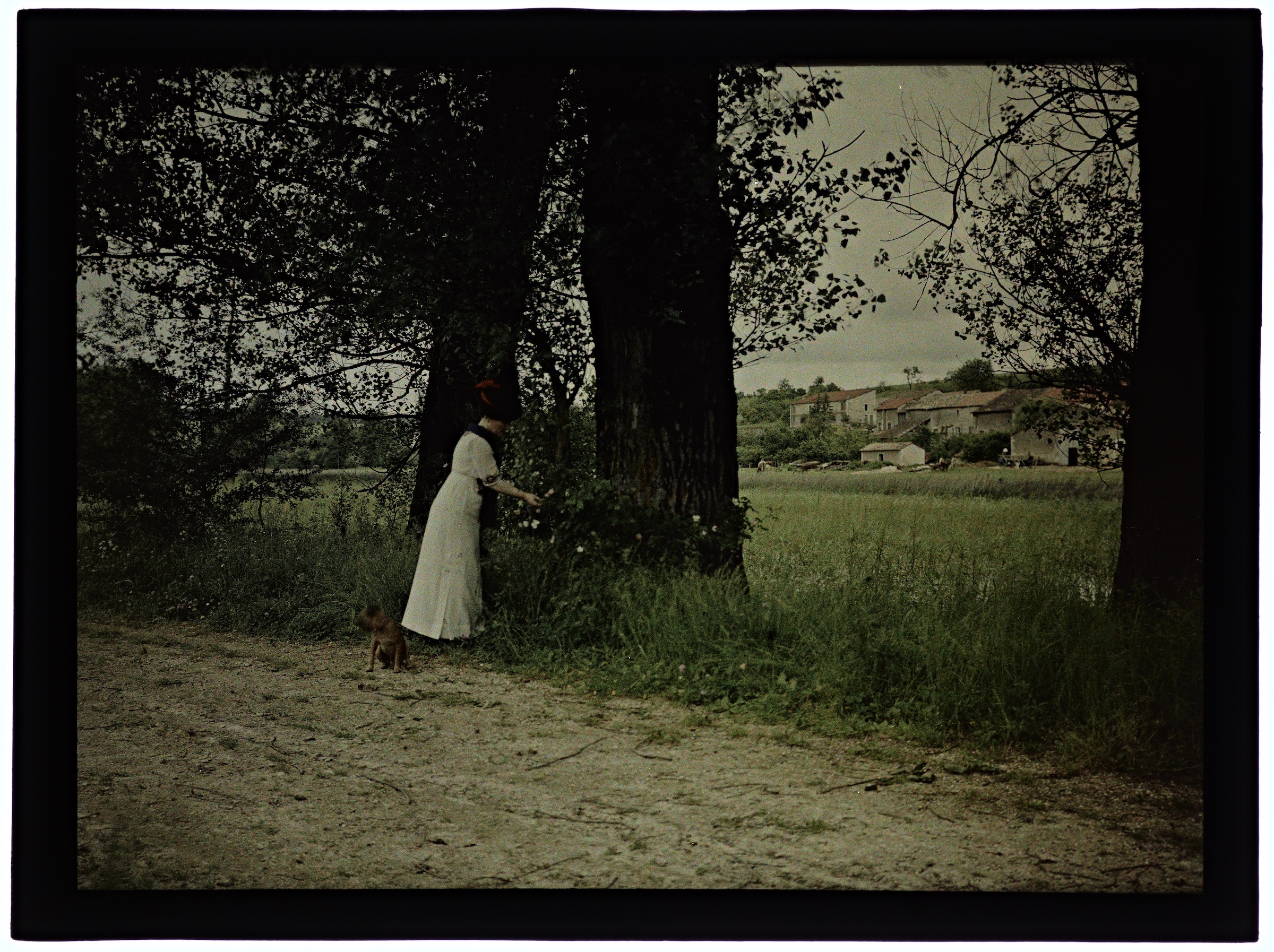 Femme dans la campagne, village