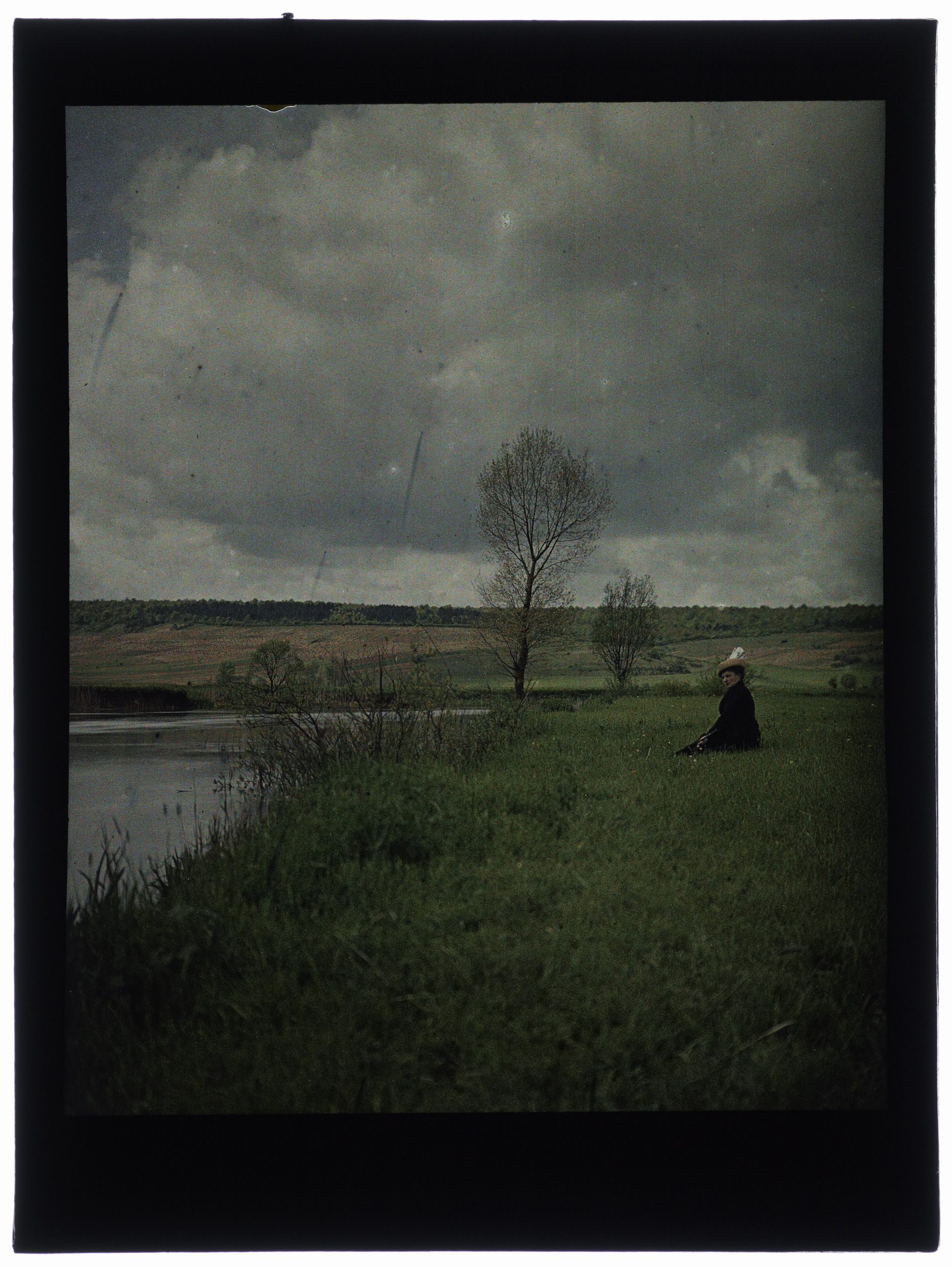 Femme au bord de la rivière