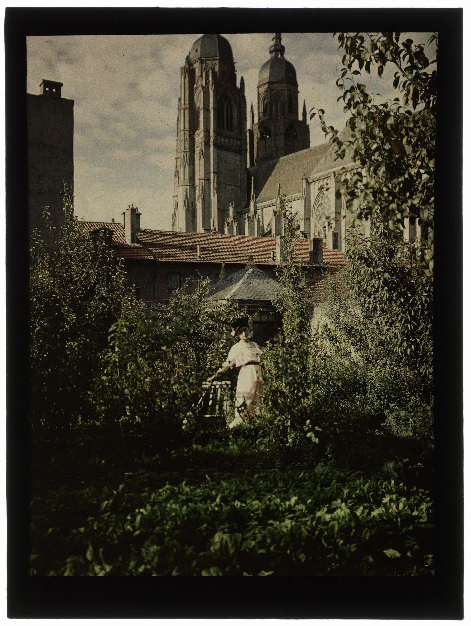 Femme dans le jardin derrière la basilique