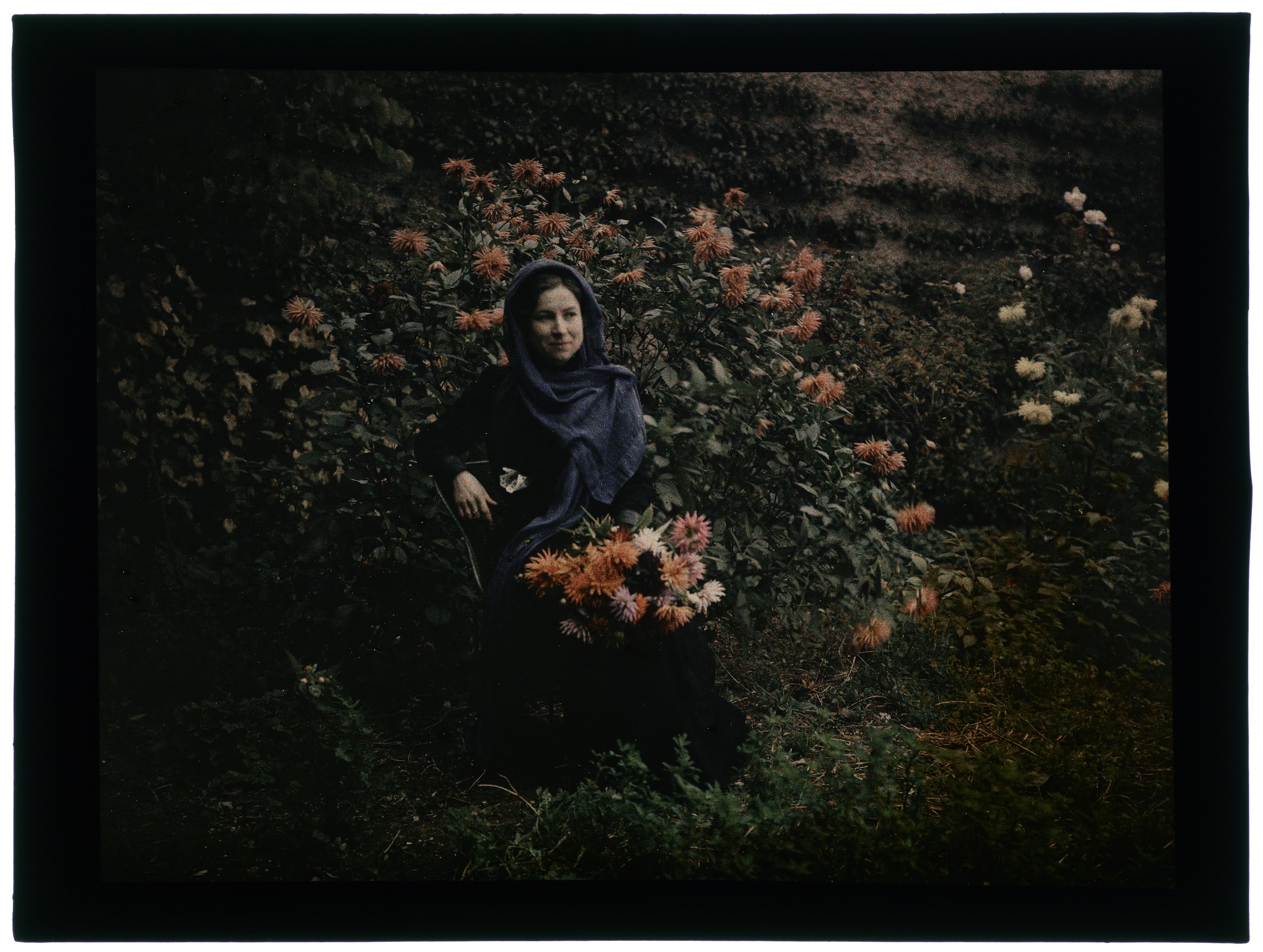 Femme dans le verger avec arbres en fleurs