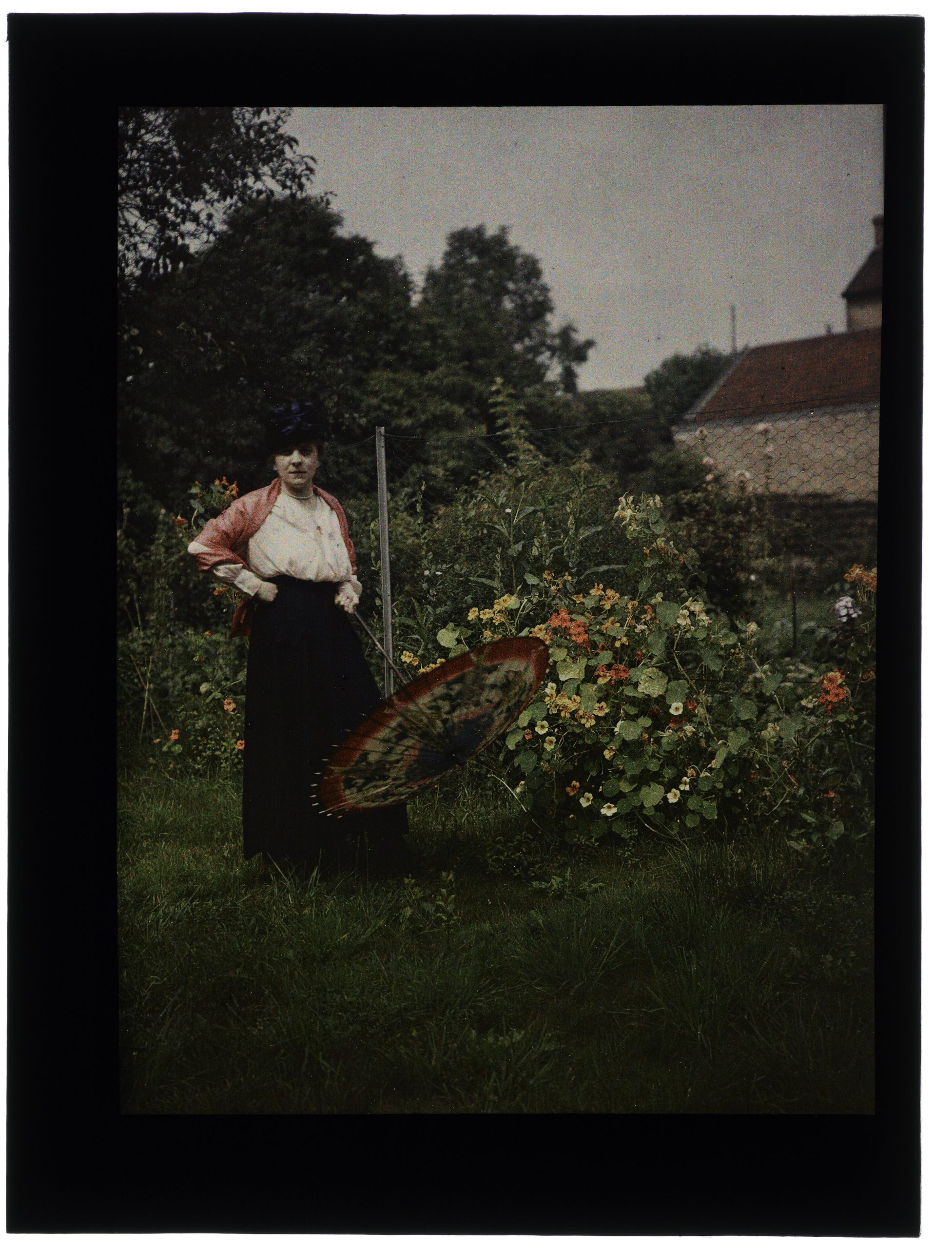 Femme au jardin en fleurs