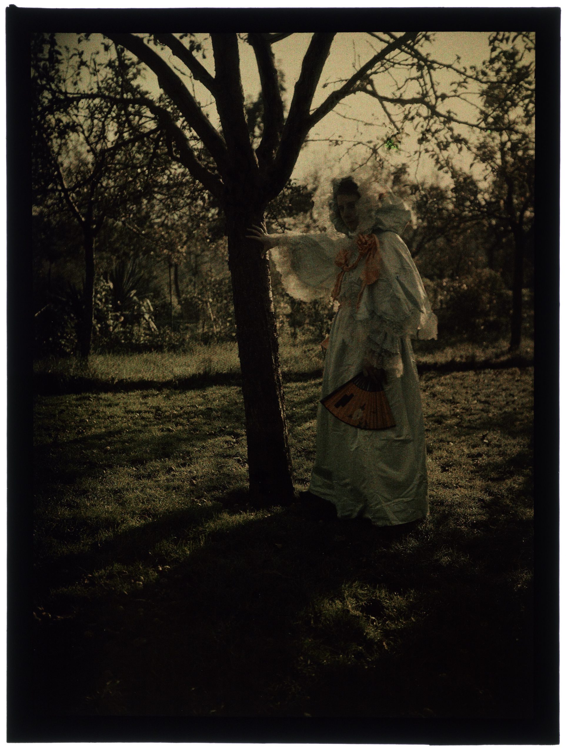 Femme en costume romantique au jardin