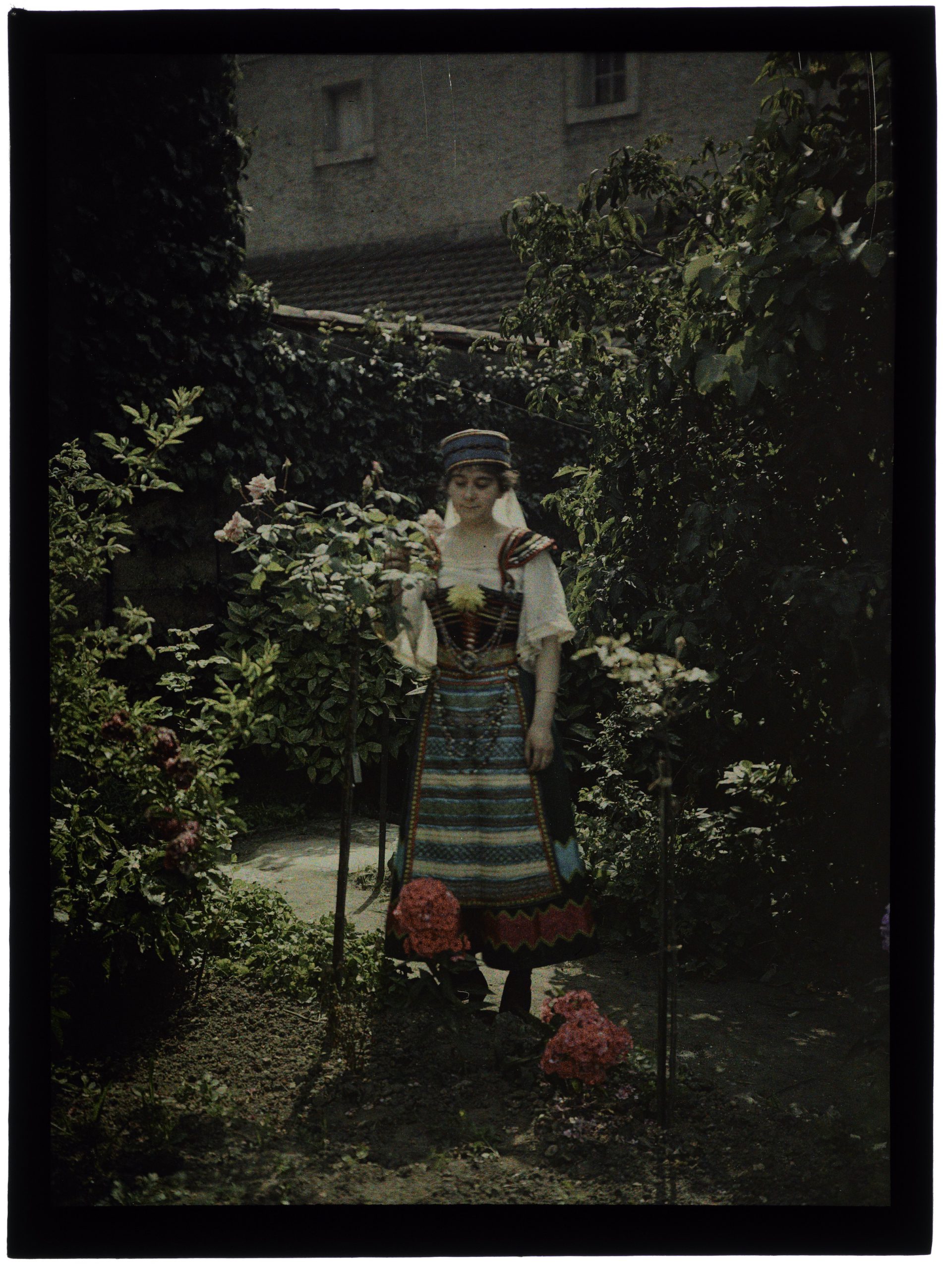 Femme en costume de hongroise au jardin