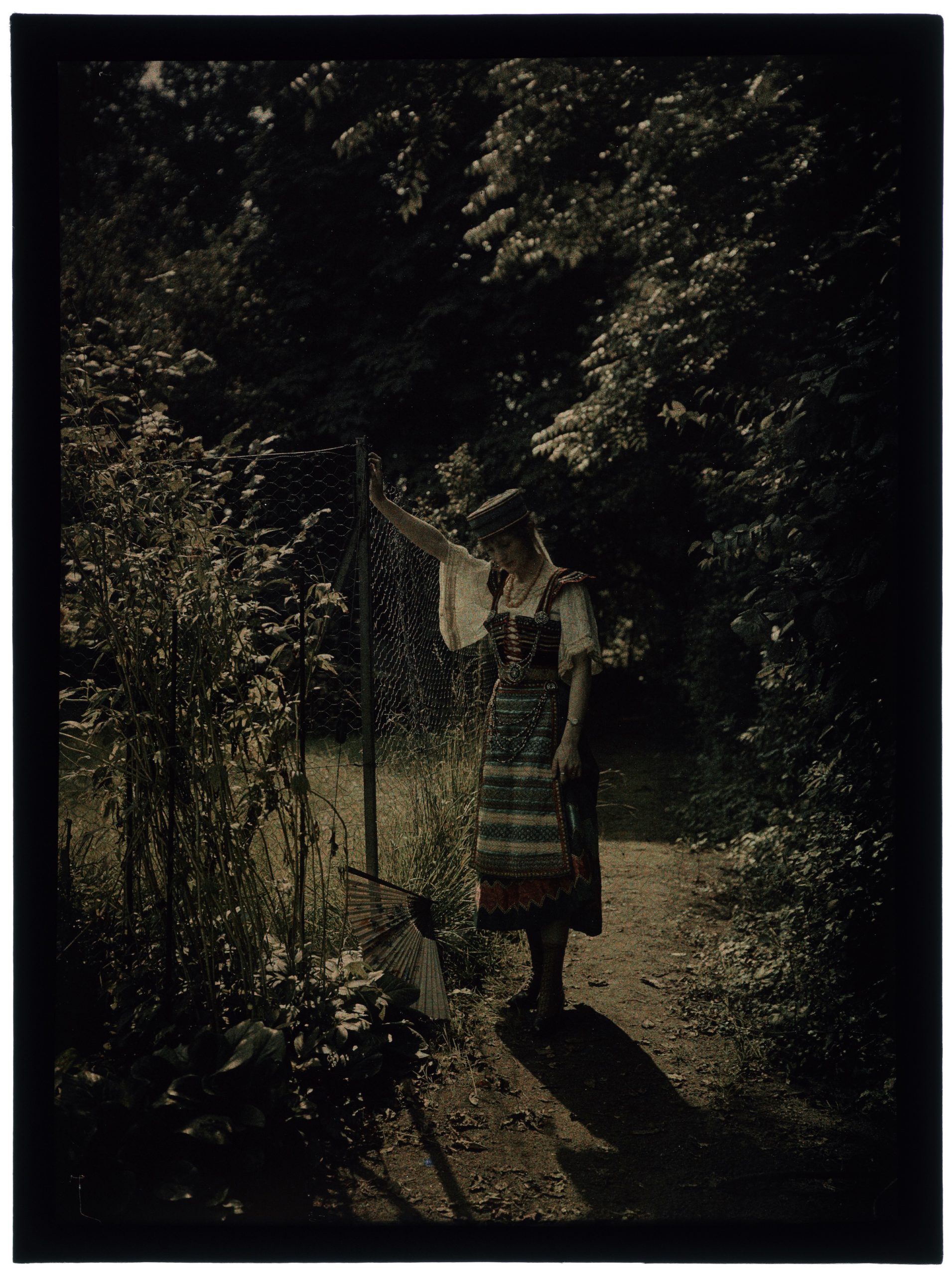 Femme en costume de hongroise au jardin